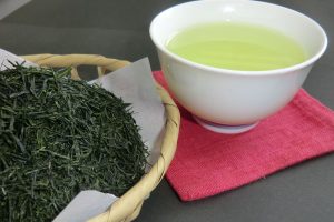 写真：茶葉と湯飲み